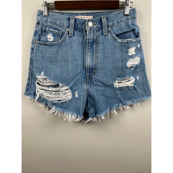 Levi's Women's High-Rise Mom Jean Shorts Let it be fun! Distressed Cutoff Sz 27 - Picture 4 of 5
